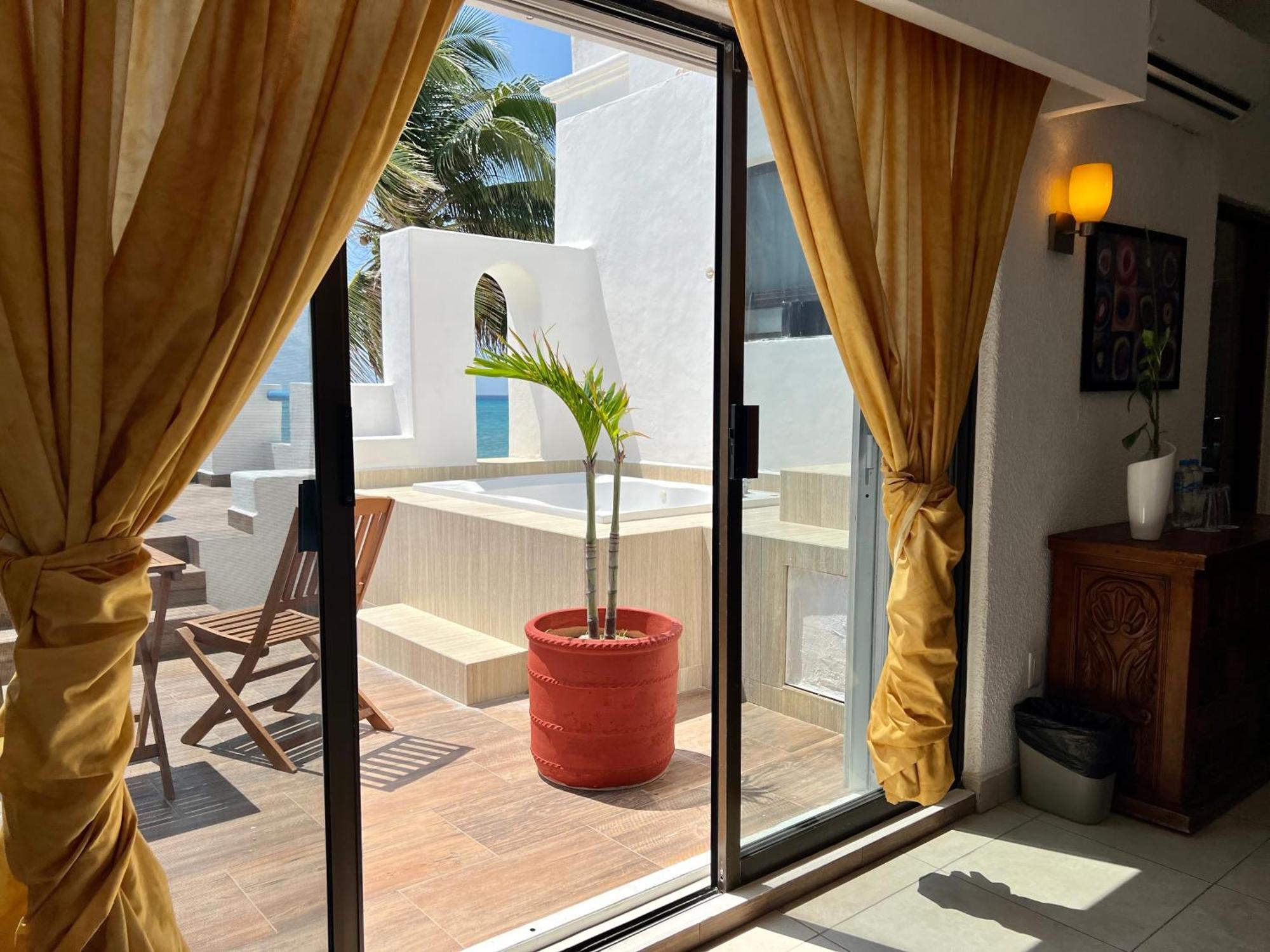 Pelicano Inn Playa Del Carmen - Beachfront Hotel Kültér fotó