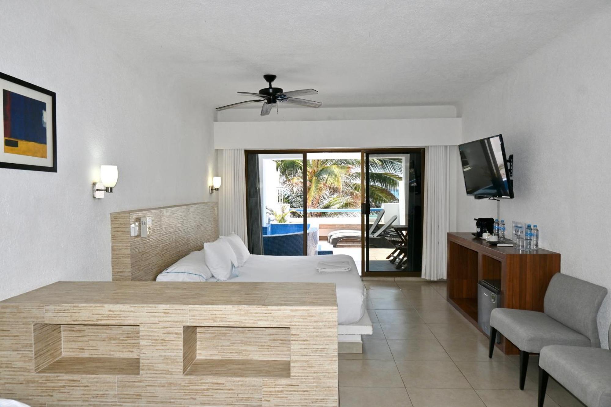Pelicano Inn Playa Del Carmen - Beachfront Hotel Kültér fotó