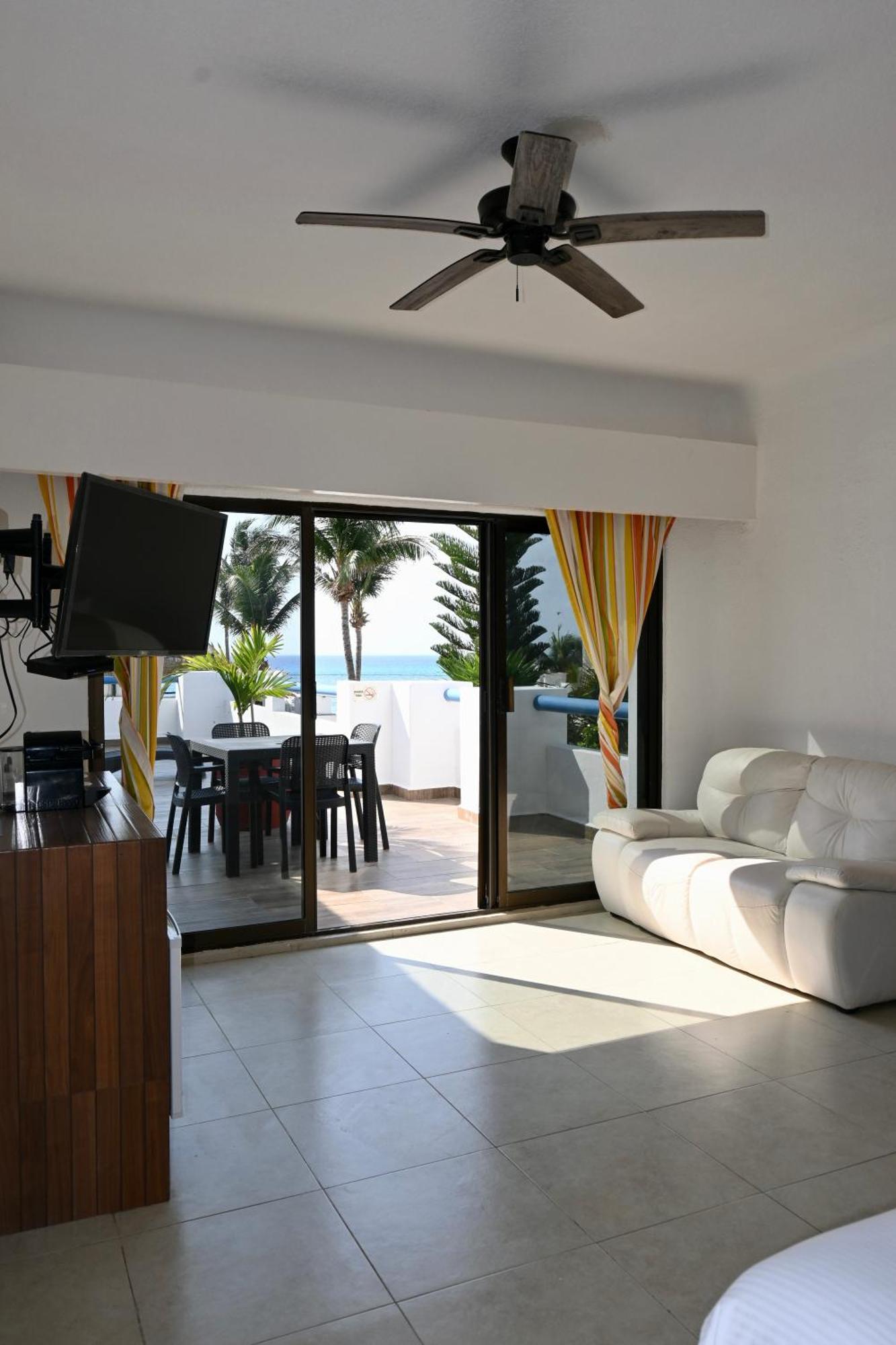 Pelicano Inn Playa Del Carmen - Beachfront Hotel Kültér fotó